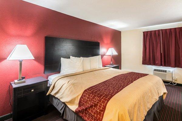 Red Roof Inn & Suites Pensacola-Nas Corry Beach Haven Екстериор снимка