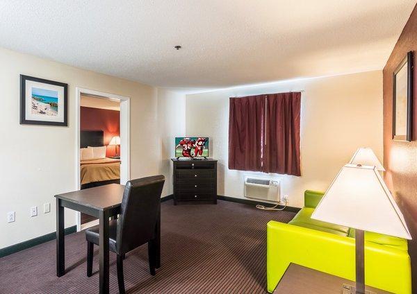 Red Roof Inn & Suites Pensacola-Nas Corry Beach Haven Екстериор снимка
