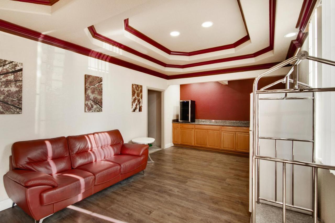 Red Roof Inn & Suites Pensacola-Nas Corry Beach Haven Екстериор снимка