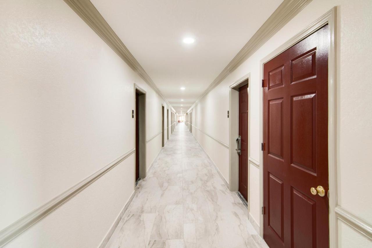 Red Roof Inn & Suites Pensacola-Nas Corry Beach Haven Екстериор снимка