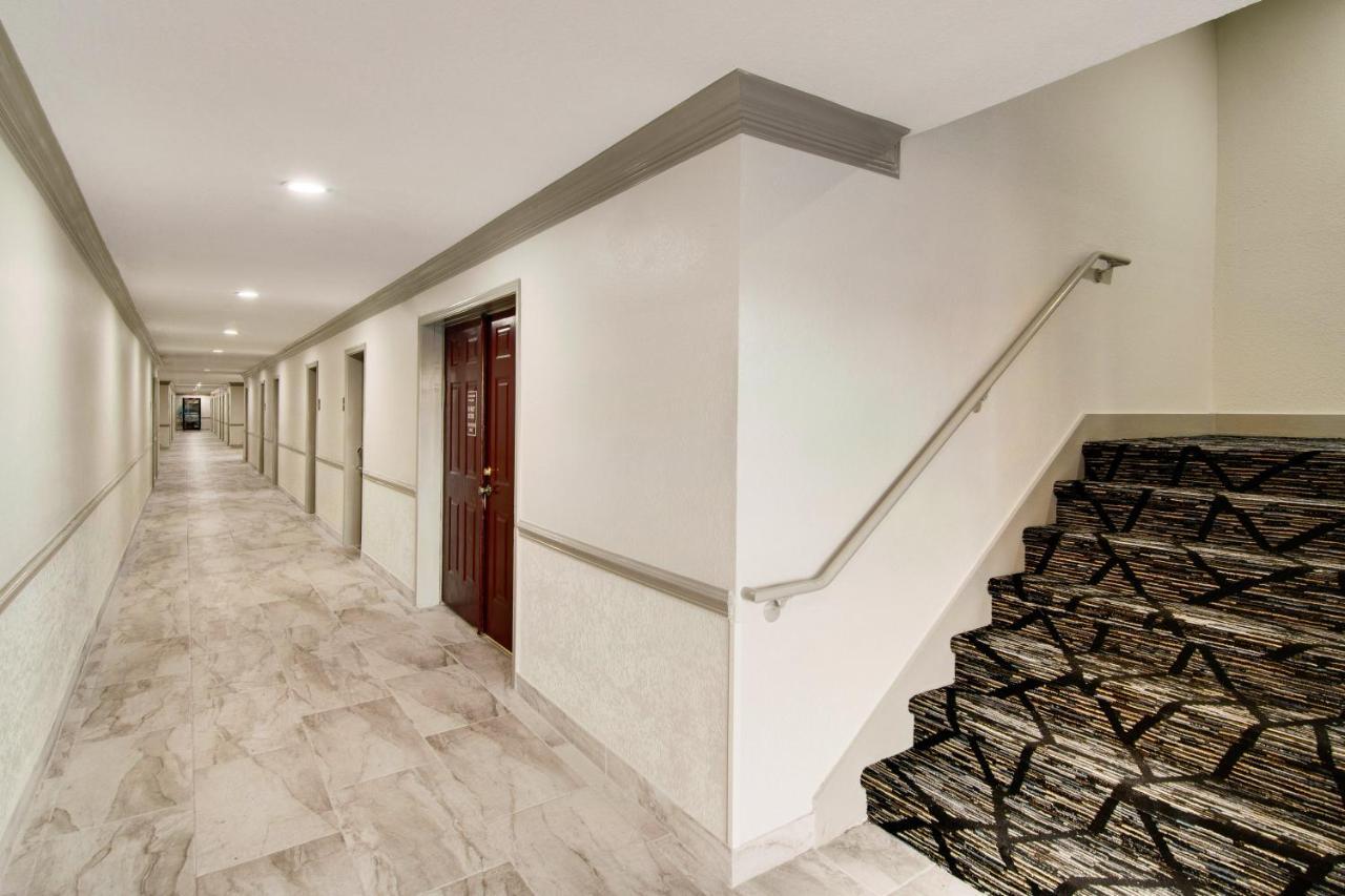 Red Roof Inn & Suites Pensacola-Nas Corry Beach Haven Екстериор снимка