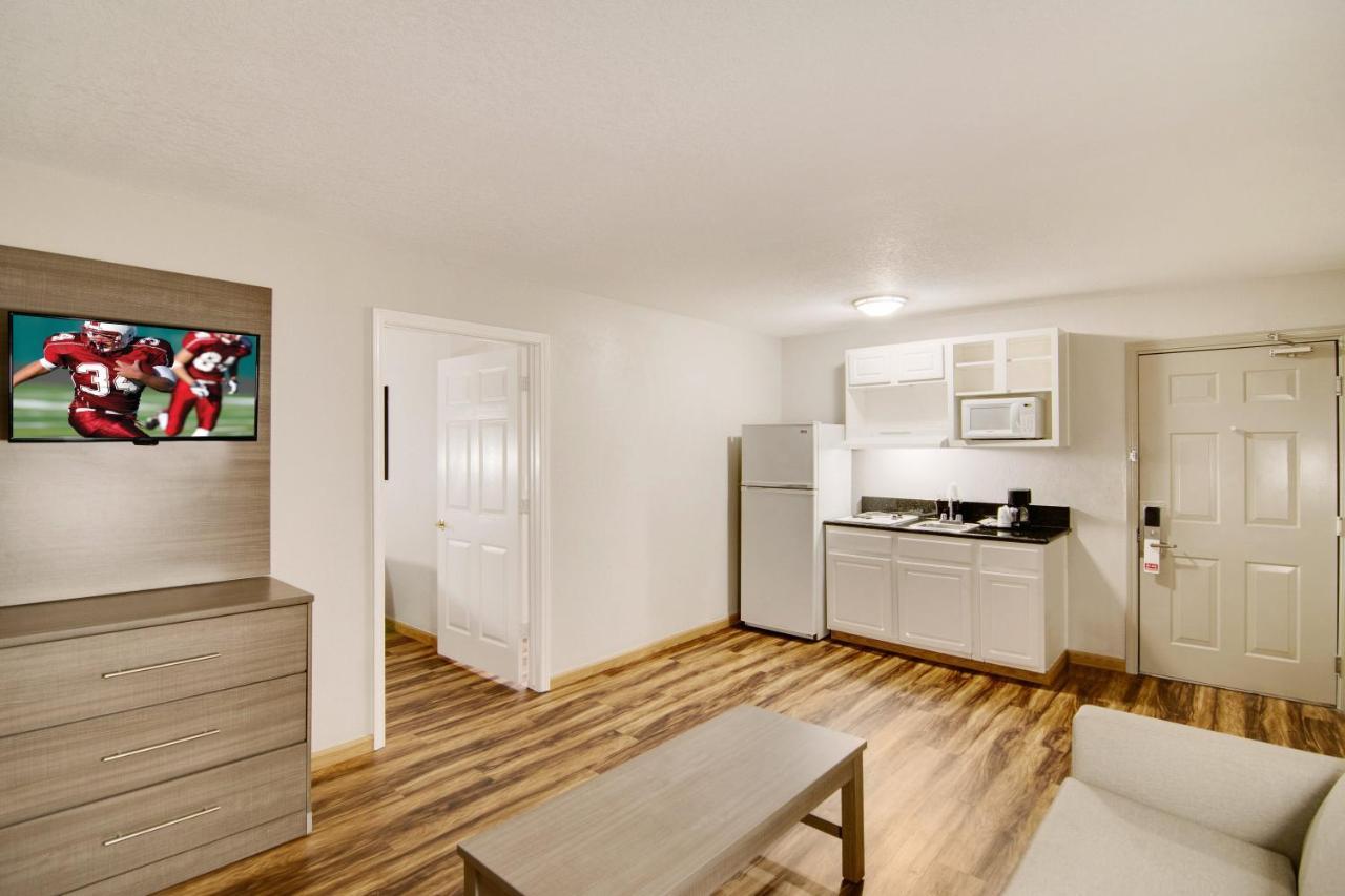 Red Roof Inn & Suites Pensacola-Nas Corry Beach Haven Екстериор снимка