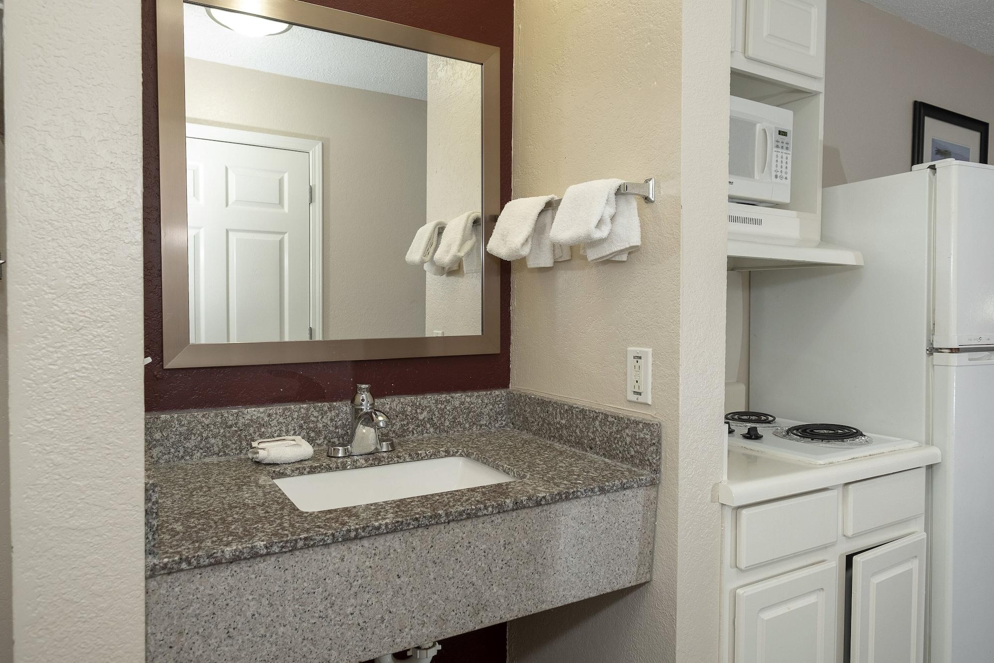 Red Roof Inn & Suites Pensacola-Nas Corry Beach Haven Екстериор снимка