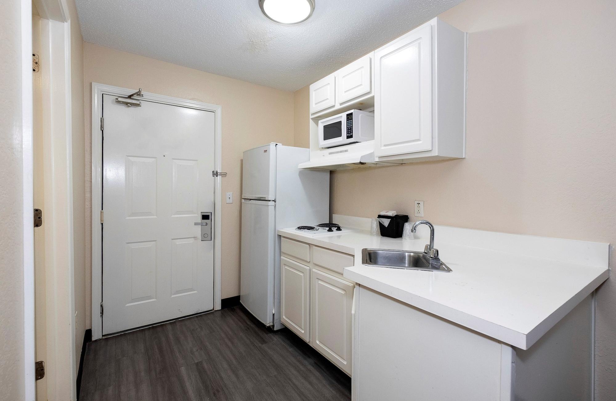 Red Roof Inn & Suites Pensacola-Nas Corry Beach Haven Екстериор снимка