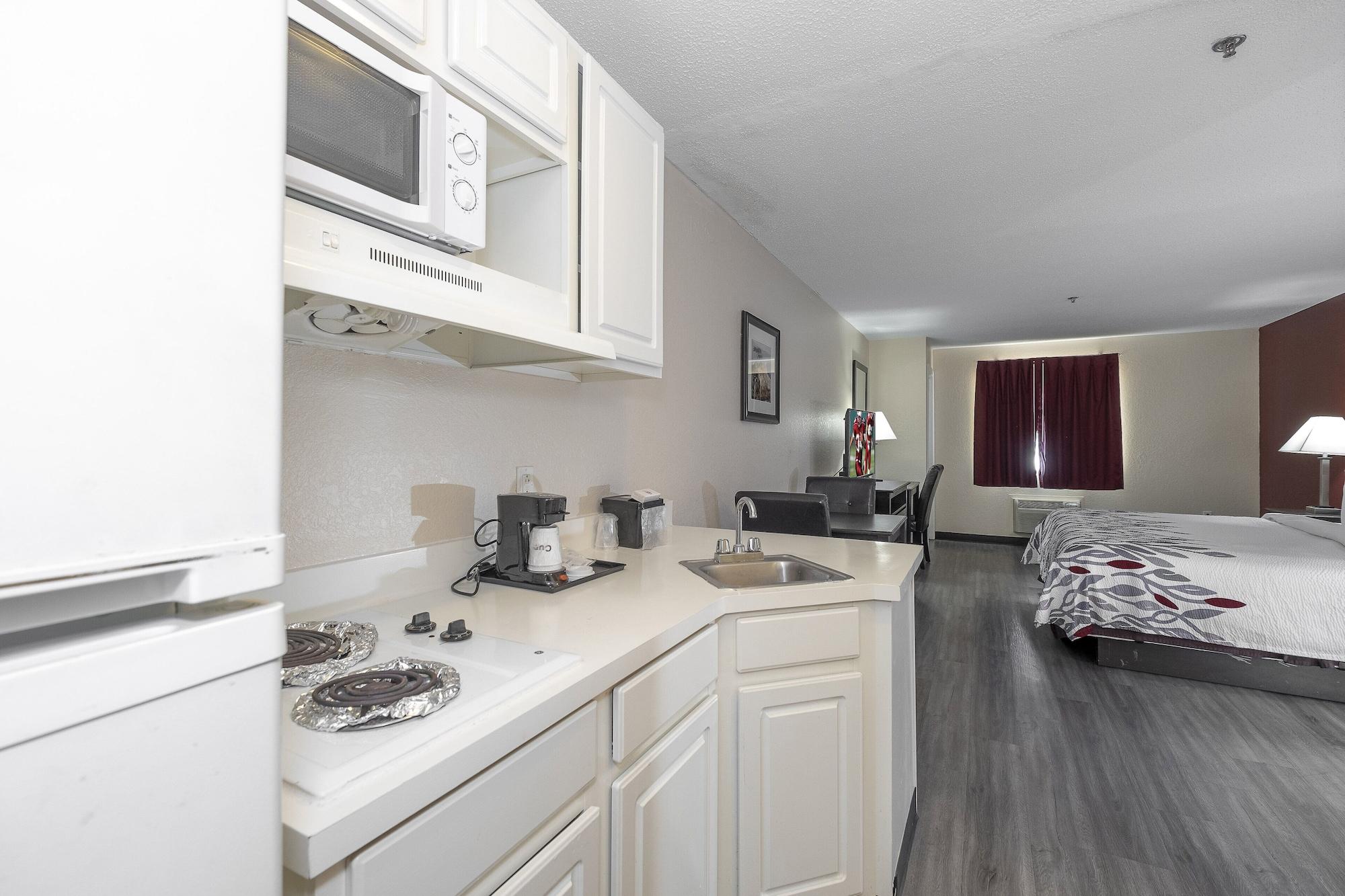 Red Roof Inn & Suites Pensacola-Nas Corry Beach Haven Екстериор снимка