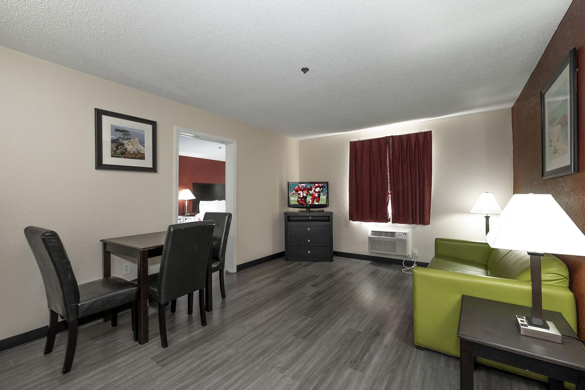 Red Roof Inn & Suites Pensacola-Nas Corry Beach Haven Екстериор снимка
