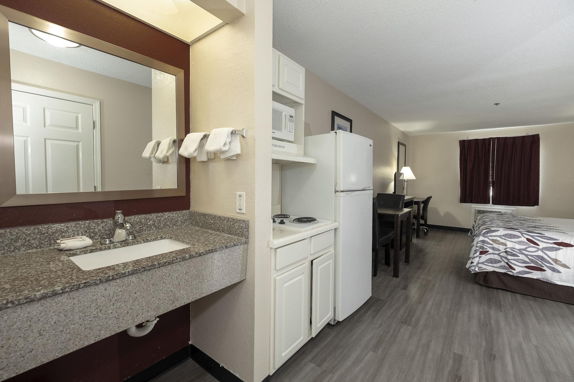 Red Roof Inn & Suites Pensacola-Nas Corry Beach Haven Екстериор снимка