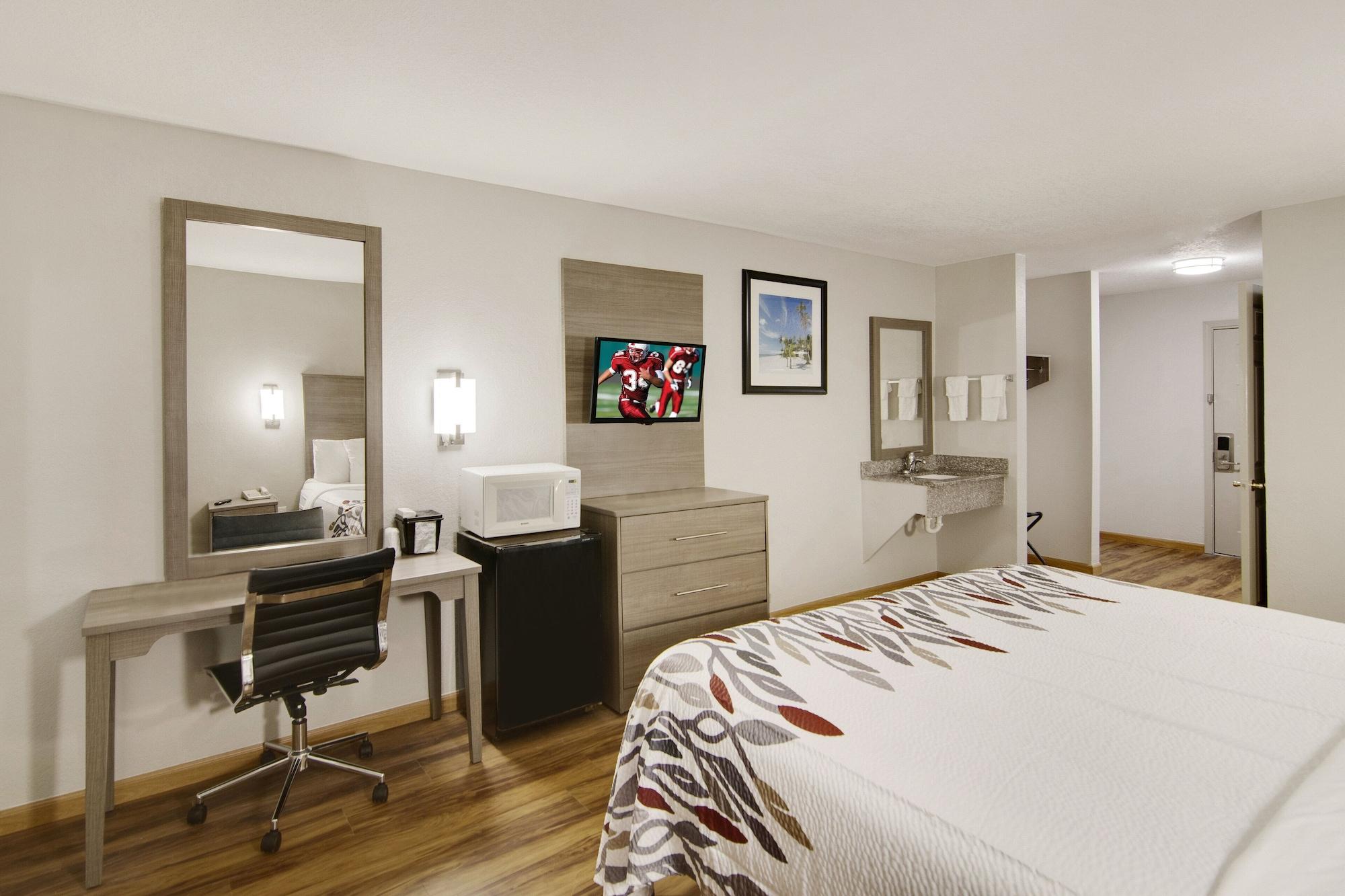 Red Roof Inn & Suites Pensacola-Nas Corry Beach Haven Екстериор снимка