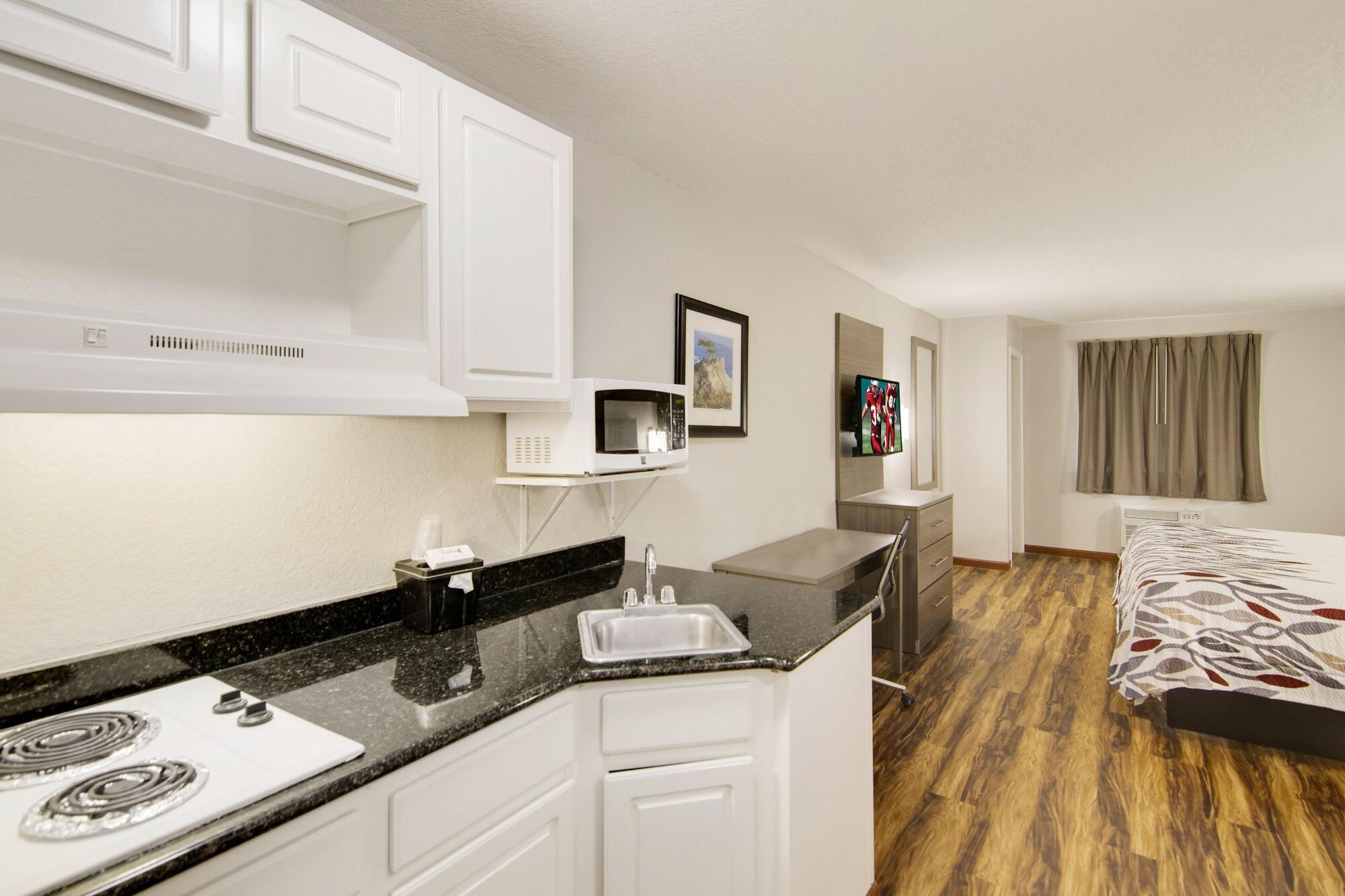 Red Roof Inn & Suites Pensacola-Nas Corry Beach Haven Екстериор снимка
