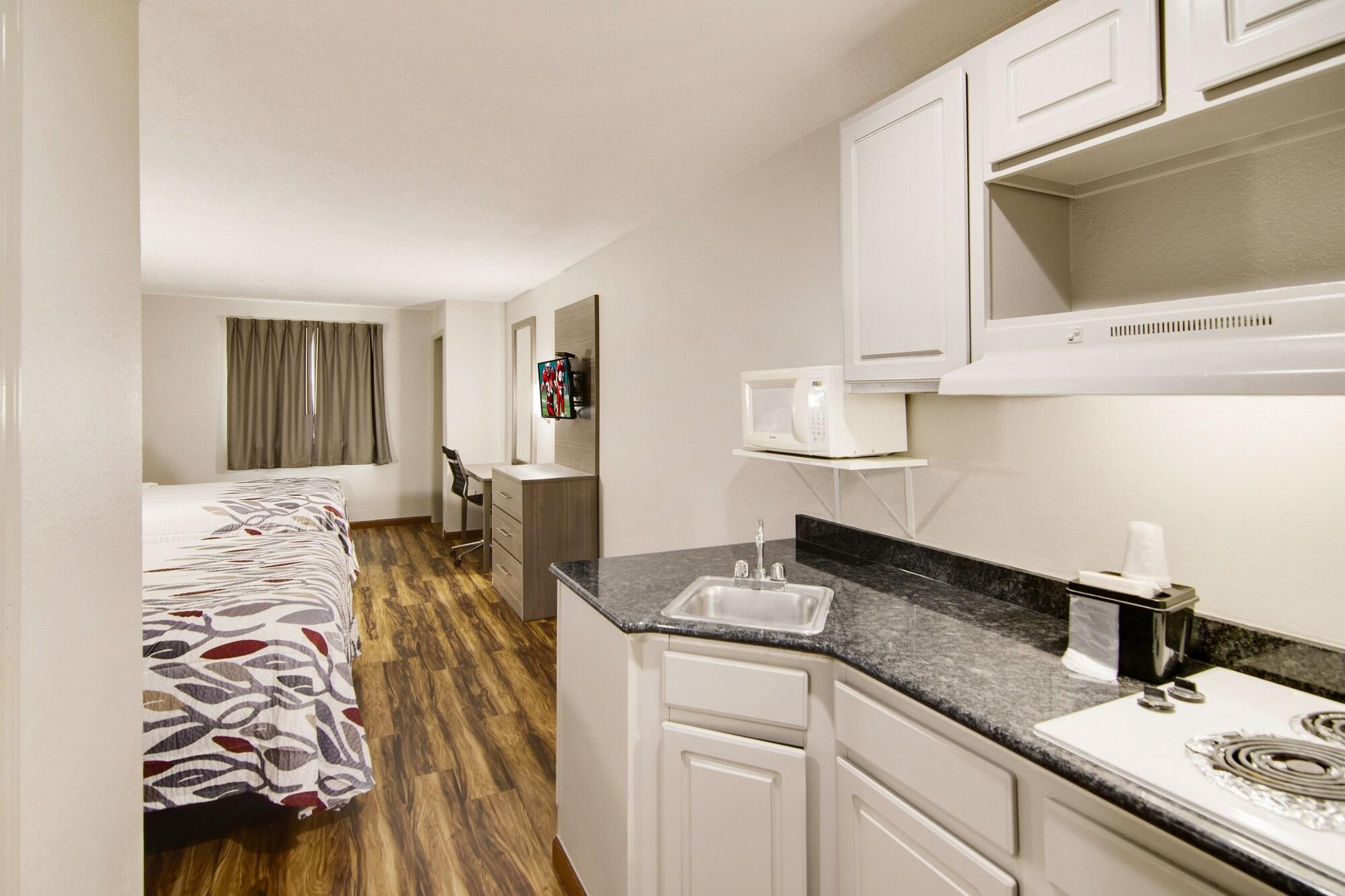 Red Roof Inn & Suites Pensacola-Nas Corry Beach Haven Екстериор снимка