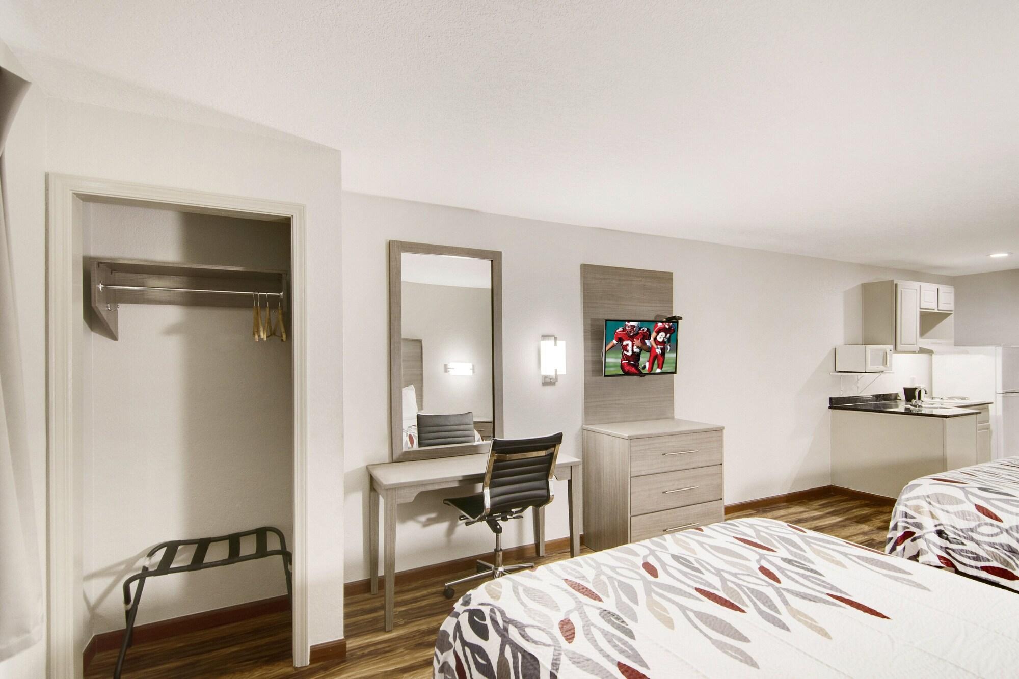 Red Roof Inn & Suites Pensacola-Nas Corry Beach Haven Екстериор снимка