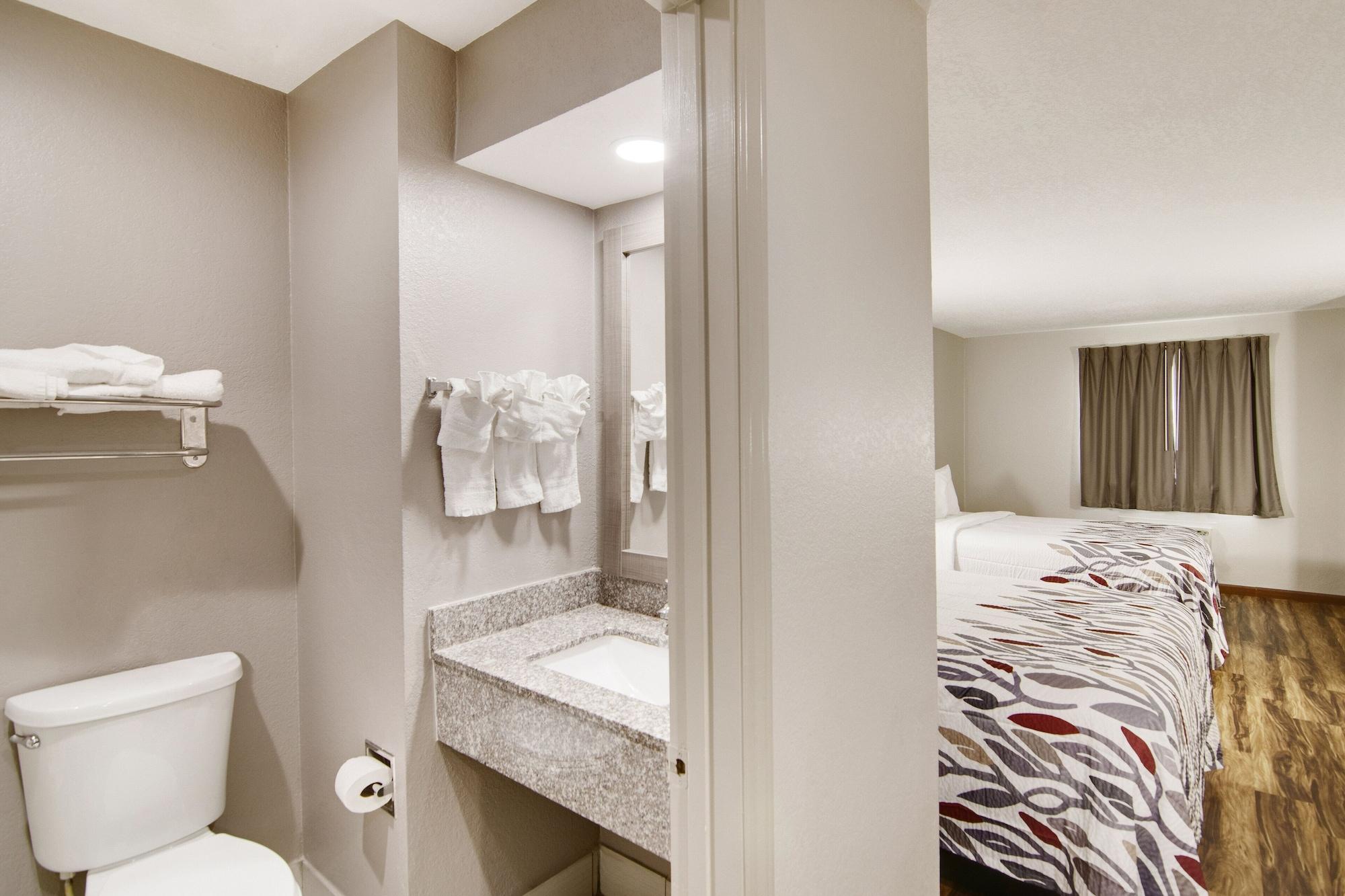 Red Roof Inn & Suites Pensacola-Nas Corry Beach Haven Екстериор снимка