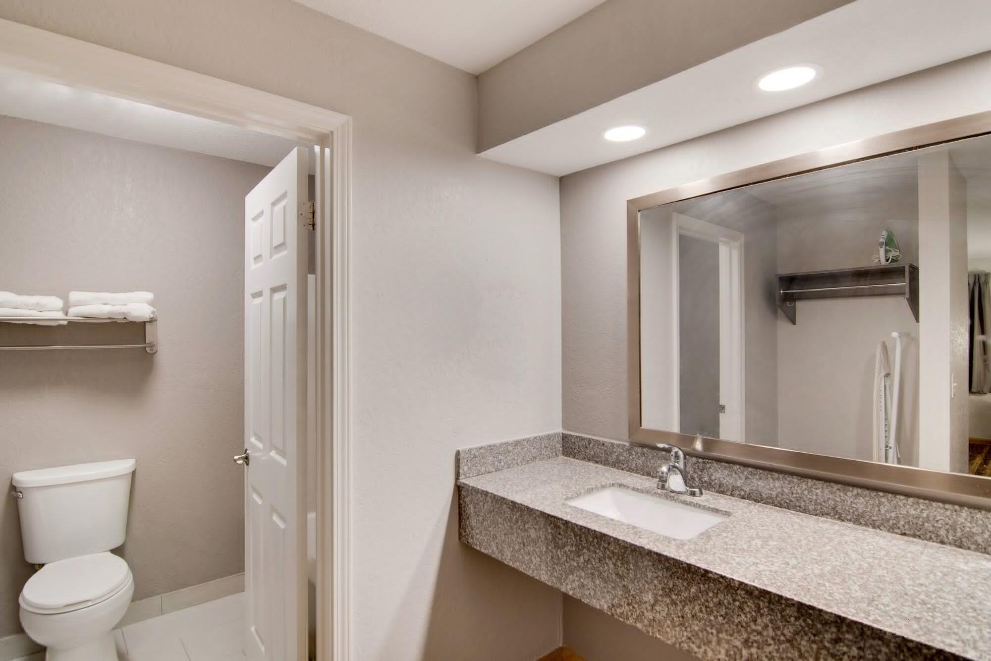 Red Roof Inn & Suites Pensacola-Nas Corry Beach Haven Екстериор снимка