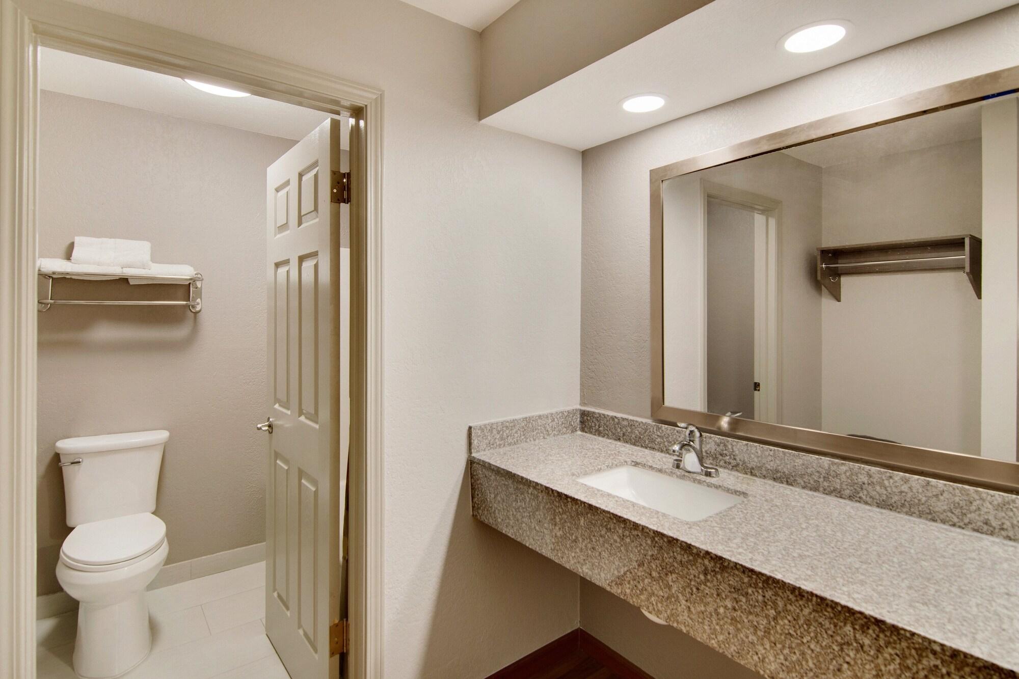 Red Roof Inn & Suites Pensacola-Nas Corry Beach Haven Екстериор снимка