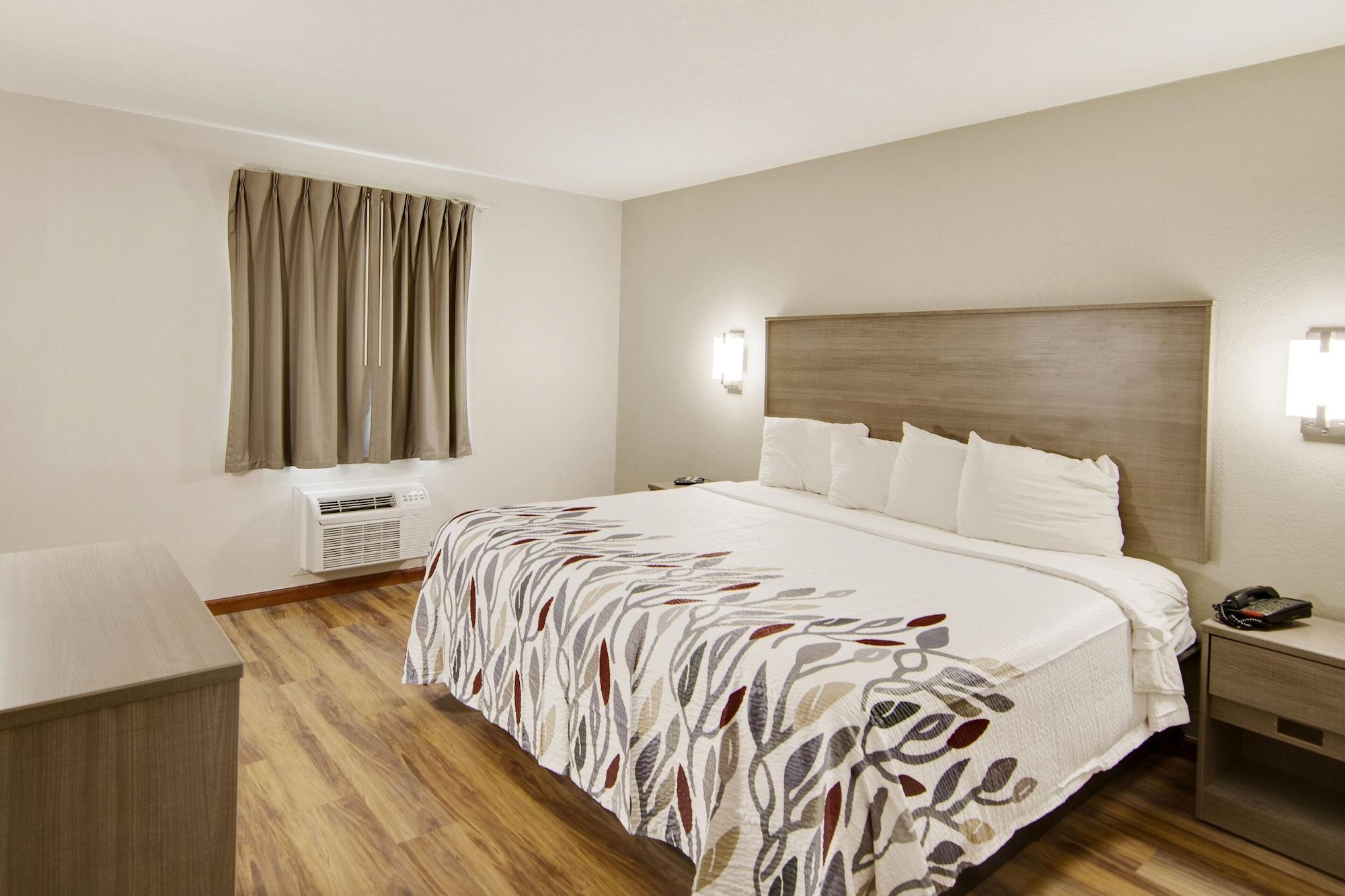 Red Roof Inn & Suites Pensacola-Nas Corry Beach Haven Екстериор снимка