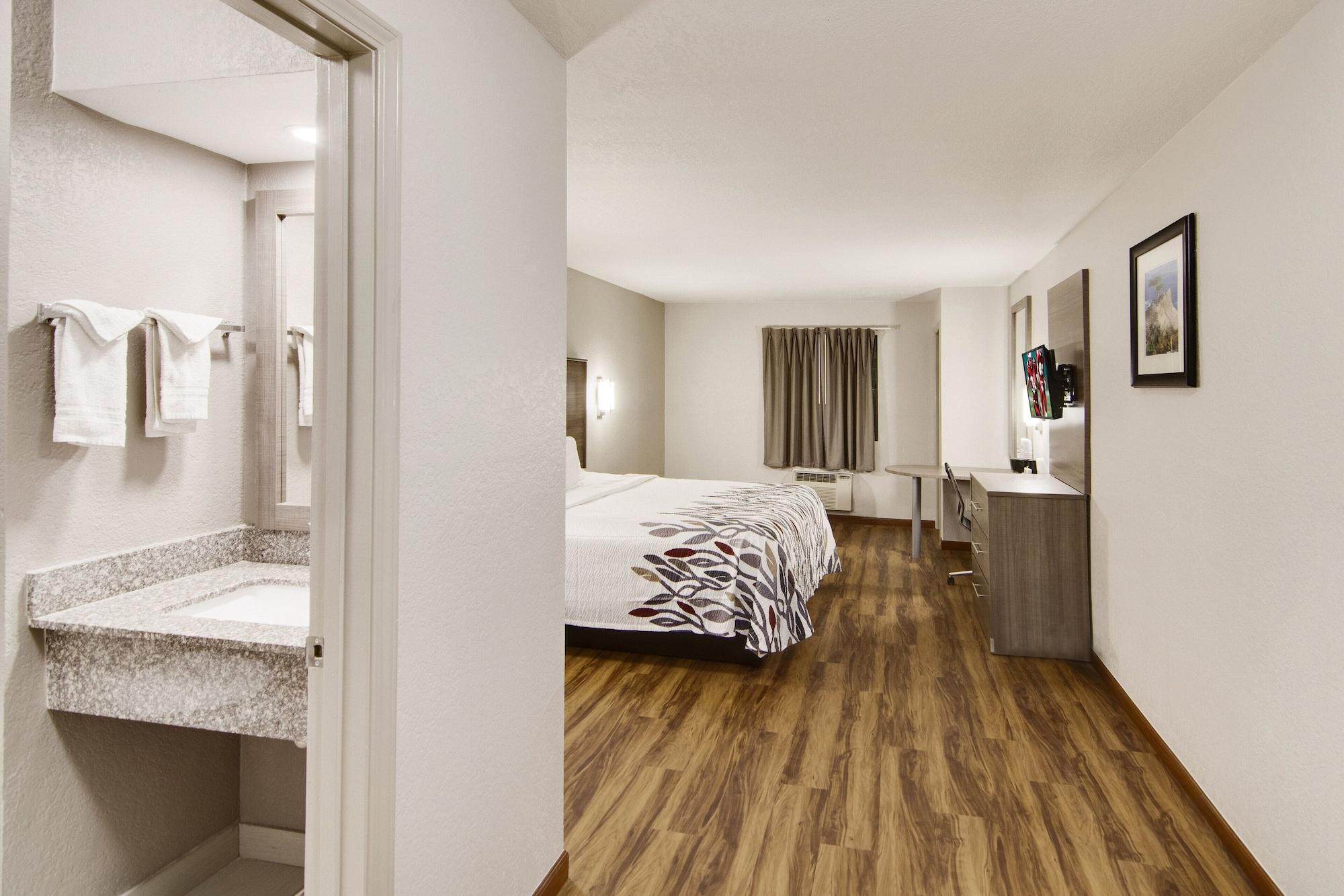 Red Roof Inn & Suites Pensacola-Nas Corry Beach Haven Екстериор снимка