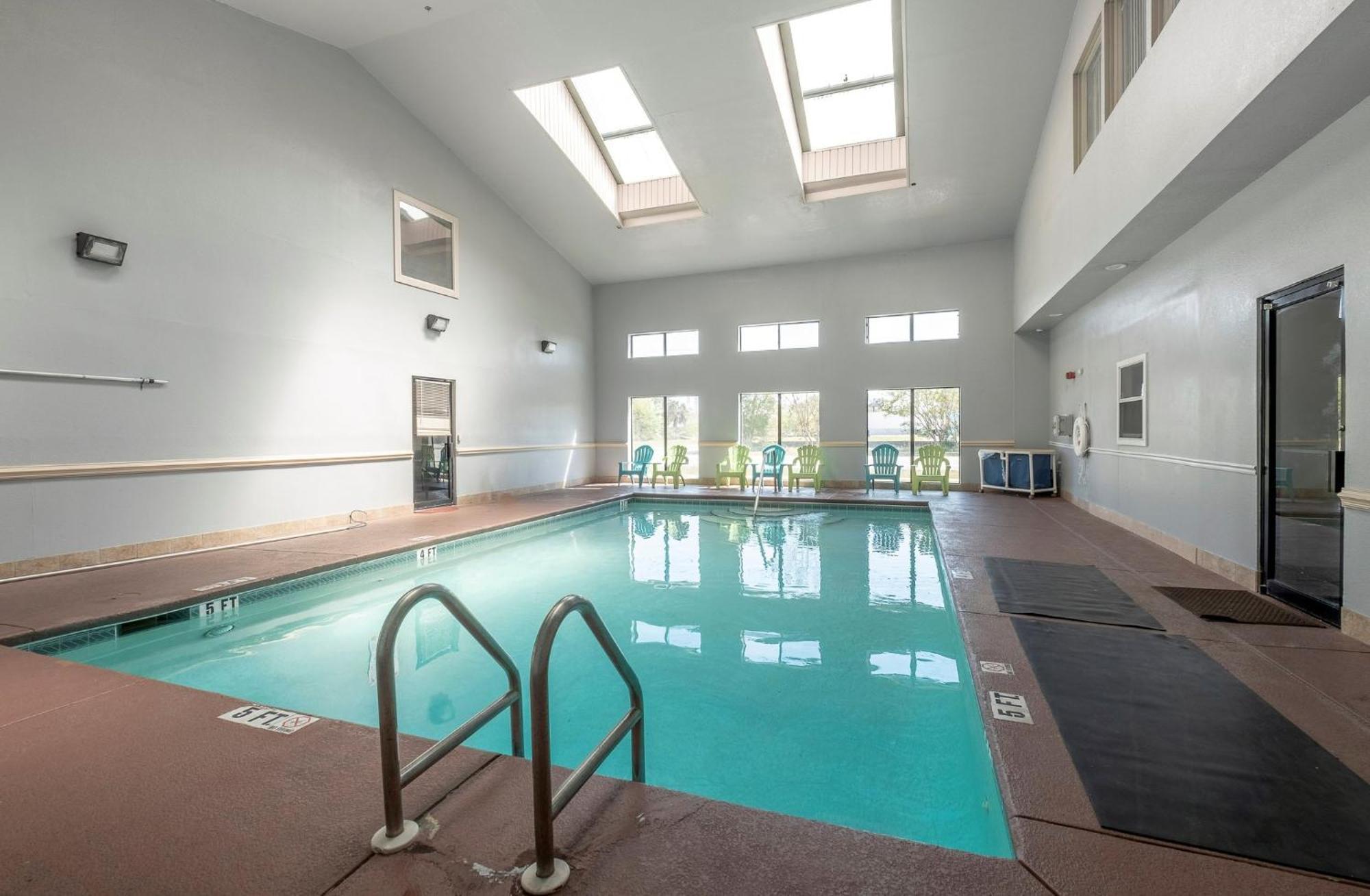 Red Roof Inn & Suites Pensacola-Nas Corry Beach Haven Екстериор снимка